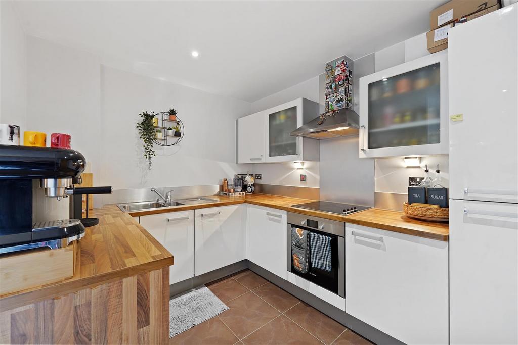 Apartment in Royal Victoria Dock - View 2