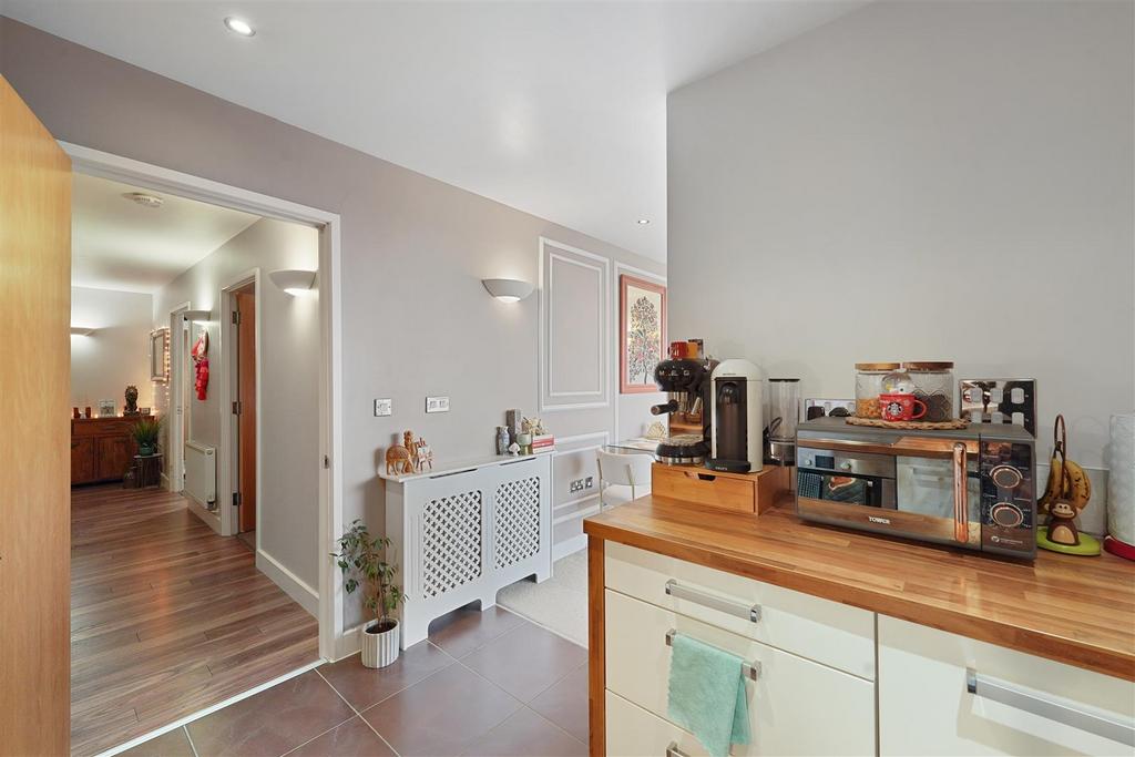 Apartment in Royal Victoria Dock - More
