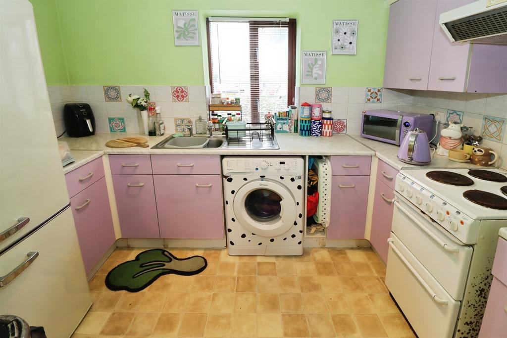 Apartment in Kingswood - View 3