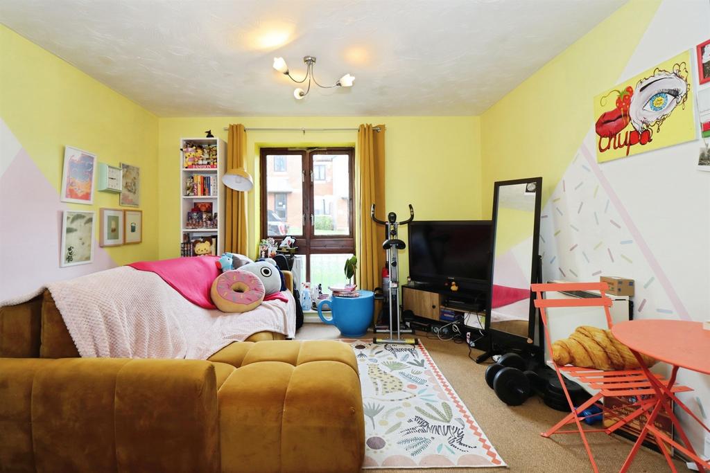 Apartment in Kingswood - View 4