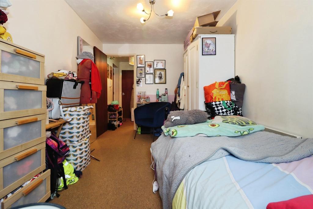 Apartment in Kingswood - More