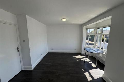 3 bedroom flat to rent, Billet Road, Walthamstow