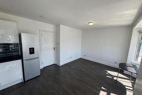 3 bedroom flat to rent, Billet Road, Walthamstow