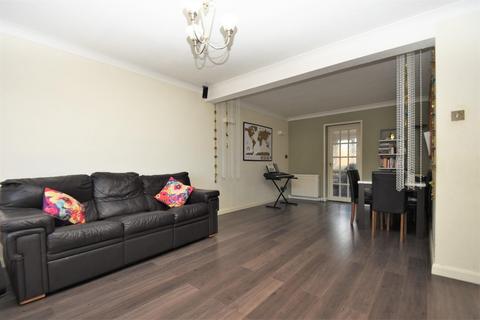 3 bedroom semi-detached house to rent, Fairway Avenue, West Drayton, UB7