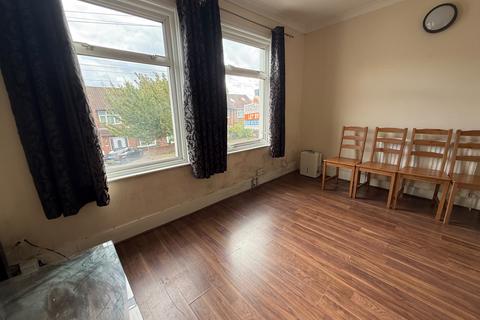 2 bedroom flat to rent, Southall, UB2