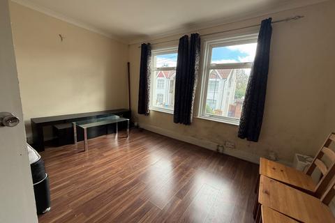 2 bedroom flat to rent, Southall, UB2