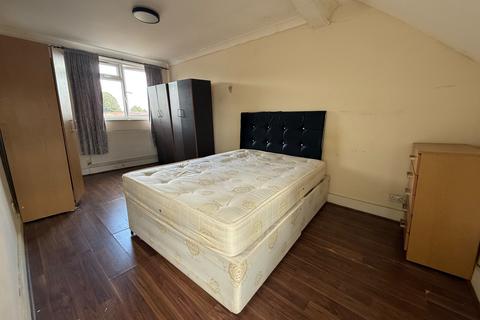 2 bedroom flat to rent, Southall, UB2
