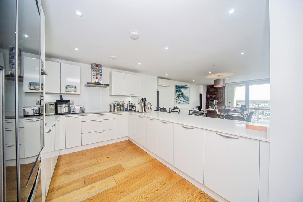 Apartment in Southampton, Ocean Village - View 3