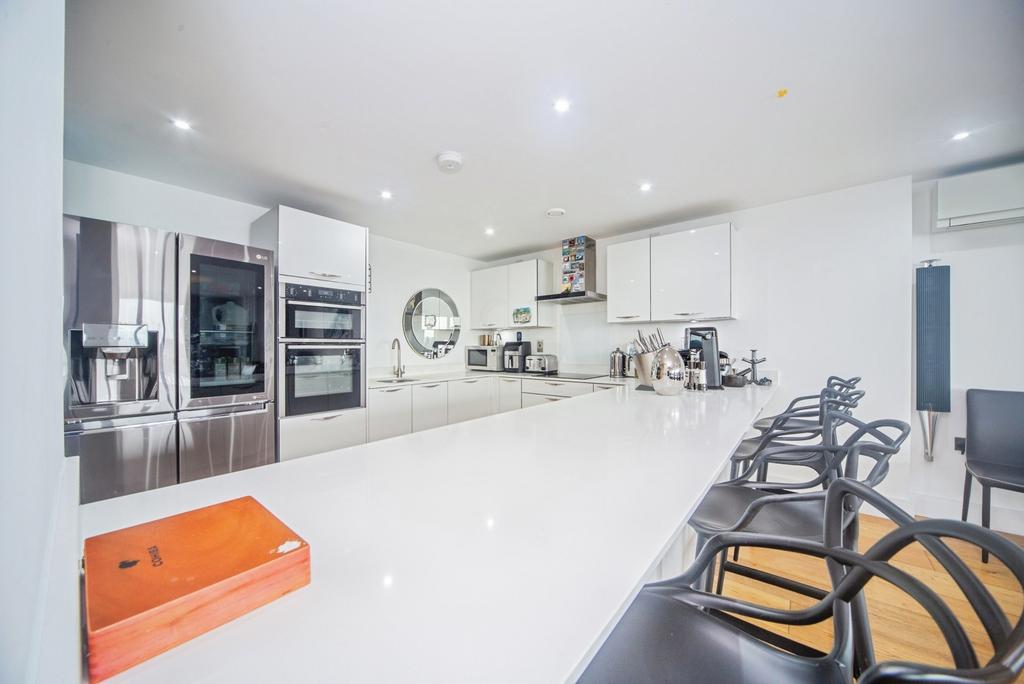Apartment in Southampton, Ocean Village - View 4
