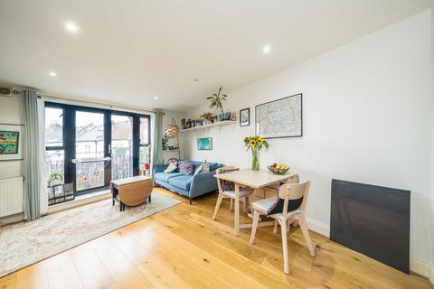 2 bedroom flat for sale, Eardley Road, London SW16