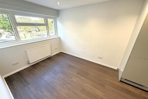 3 bedroom flat to rent, Skegness Walk, Corby NN18