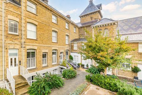 2 bedroom flat for sale, Langdon Park, Teddington TW11