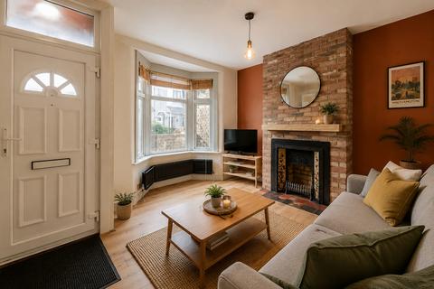3 bedroom end of terrace house for sale, Stoneydown Avenue, London, E17