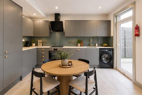 3 bedroom end of terrace house for sale, Stoneydown Avenue, London, E17