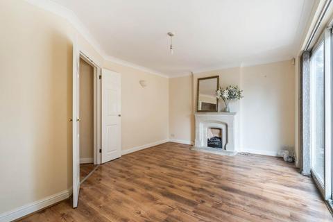 4 bedroom detached house to rent, Clifford gardens, Hayes, Middlesex