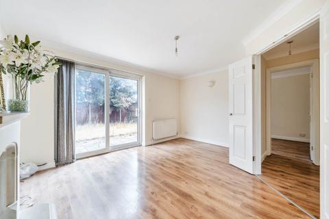 4 bedroom detached house to rent, Clifford gardens, Hayes, Middlesex