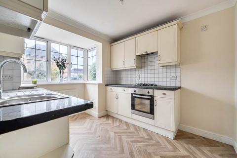 4 bedroom detached house to rent, Clifford gardens, Hayes, Middlesex