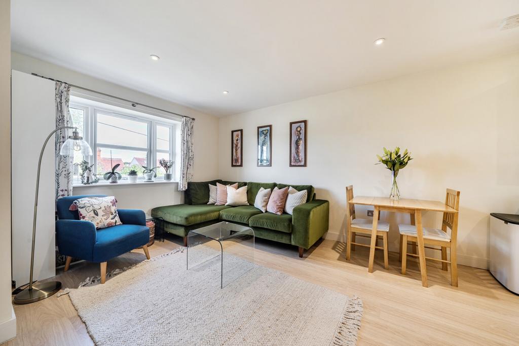 Apartment in Vale of White Horse, Dean Court, Cumnor - View 3