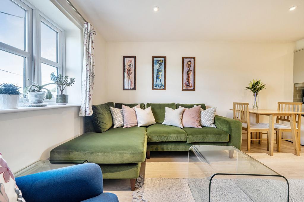 Apartment in Vale of White Horse, Dean Court, Cumnor - More