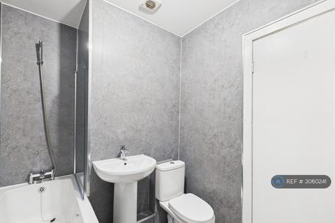 2 bedroom flat to rent, Causeyside St, Paisley, PA1