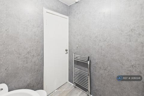 2 bedroom flat to rent, Causeyside St, Paisley, PA1