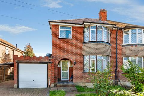 3 bedroom house to rent, Dedworth Road, Windsor, SL4