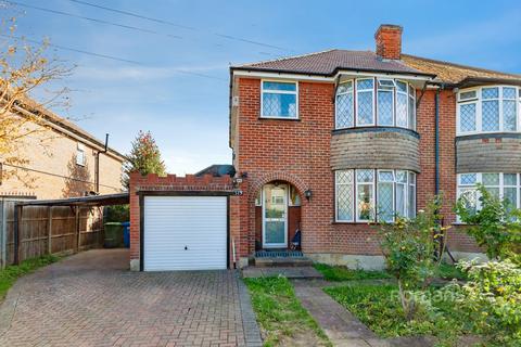 3 bedroom house to rent, Dedworth Road, Windsor, SL4