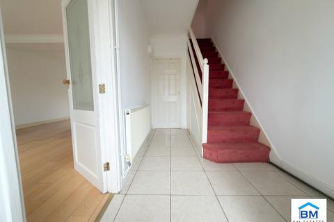 3 bedroom semi-detached house to rent, Blundell Road, Leicester LE5