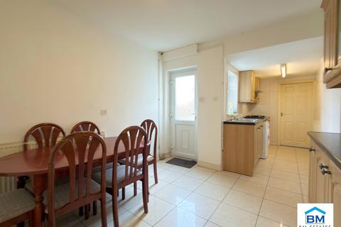 3 bedroom semi-detached house to rent, Blundell Road, Leicester LE5