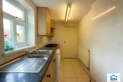 3 bedroom semi-detached house to rent, Blundell Road, Leicester LE5
