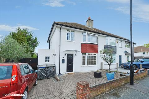 3 bedroom semi-detached house for sale, Badgers Croft, London, SE9