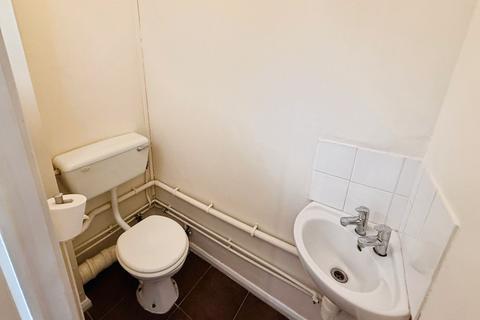 3 bedroom end of terrace house to rent, Coachwell Close, Telford TF3