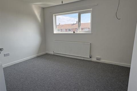 2 bedroom end of terrace house to rent, Twickenham Road, Eyres Monsell
