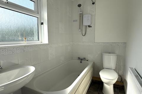 2 bedroom end of terrace house to rent, Twickenham Road, Eyres Monsell
