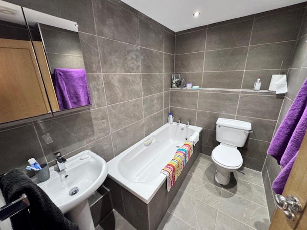 Apartment in Cardiff, Pontprennau - More