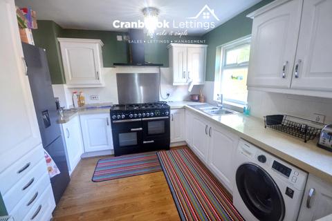 3 bedroom semi-detached house to rent, Fairlop Road, Ilford, IG6 2EN