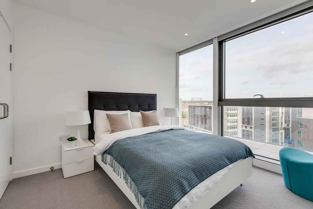 Apartment in White City - More