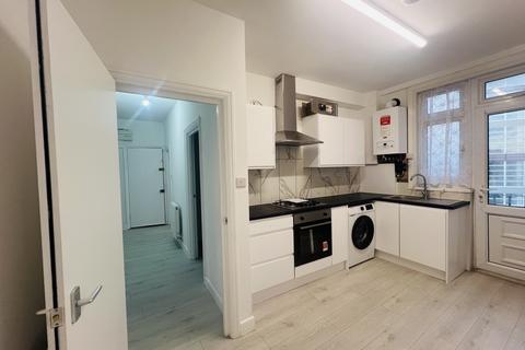 3 bedroom flat to rent, Frinton Mews, Ilford IG2