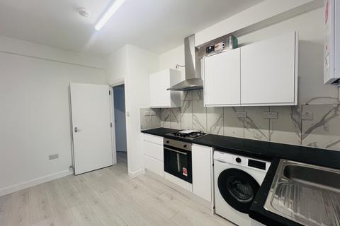 3 bedroom flat to rent, Frinton Mews, Ilford IG2