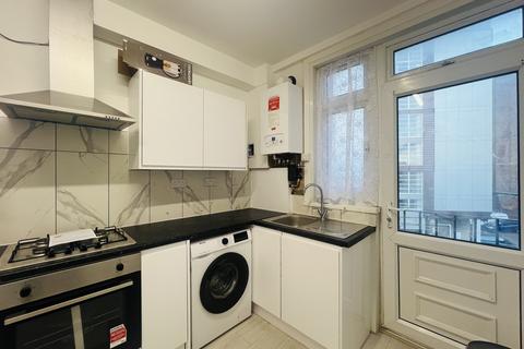 3 bedroom flat to rent, Frinton Mews, Ilford IG2