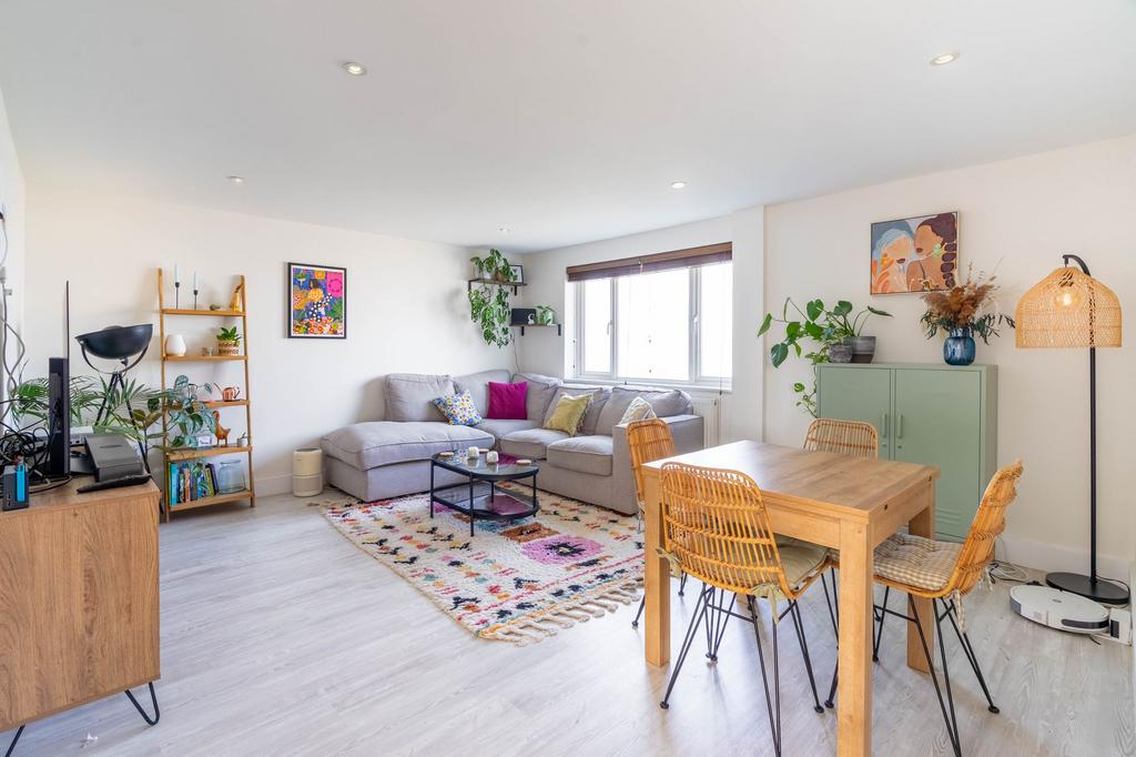 Apartment in Cambridge, Cherry Hinton - View 2