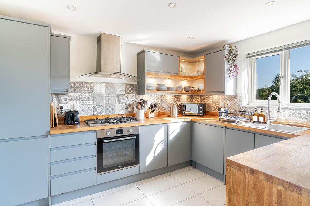 Apartment in Cambridge, Cherry Hinton - View 3