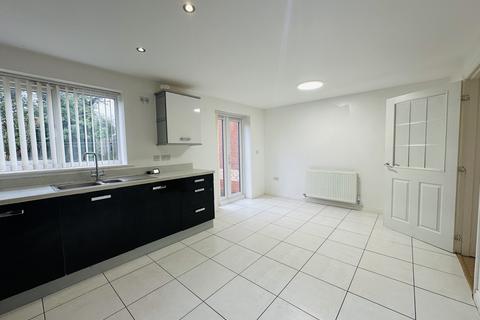 4 bedroom house to rent, Coomer Court, Newcastle, ST5