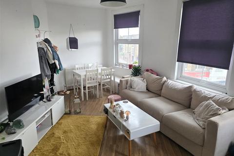 1 bedroom flat to rent, Queens Road, Buckhurst Hill