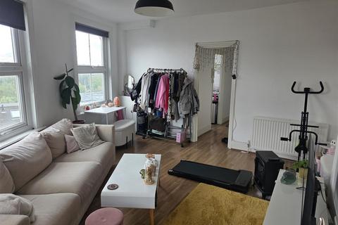 1 bedroom flat to rent, Queens Road, Buckhurst Hill