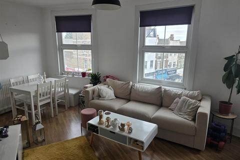 1 bedroom flat to rent, Queens Road, Buckhurst Hill