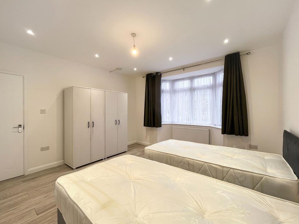 House in WEMBLEY - View 2