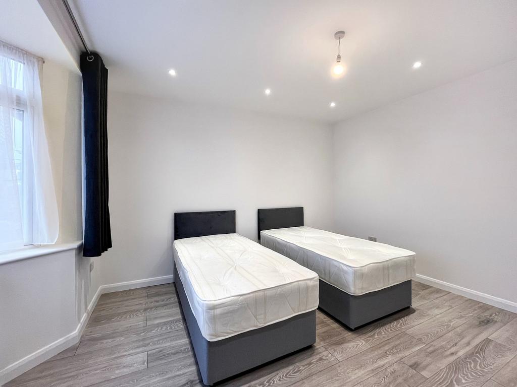 House in WEMBLEY - View 3