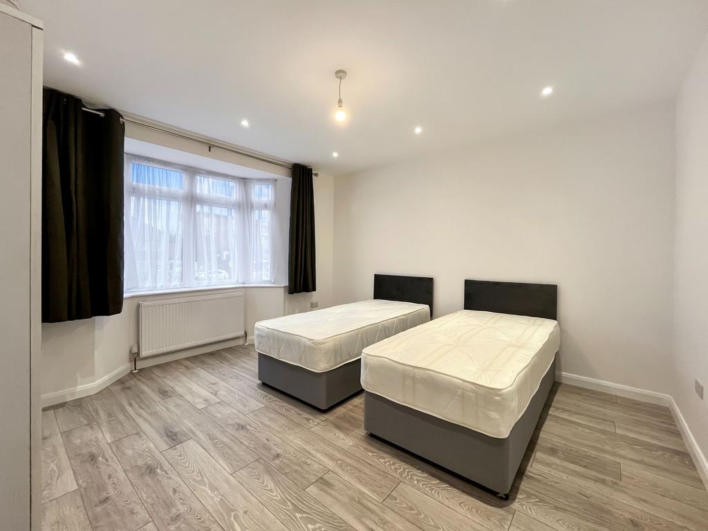 House in WEMBLEY - View 4