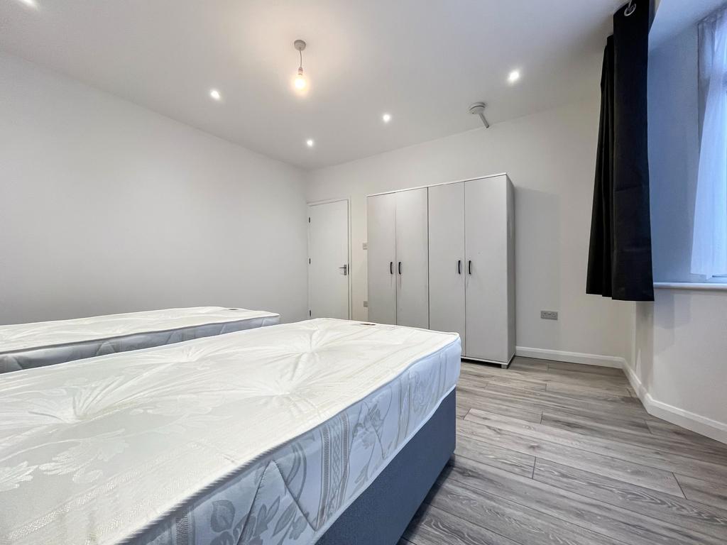 House in WEMBLEY - View 5
